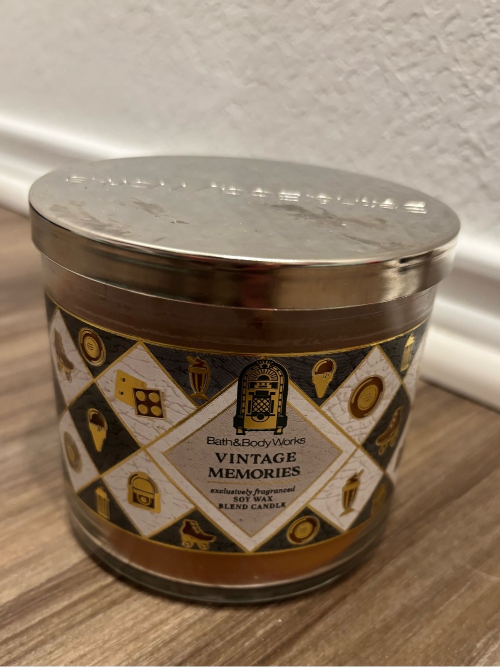 Bath & Body Works Vintage Memories Candle — Gold and White